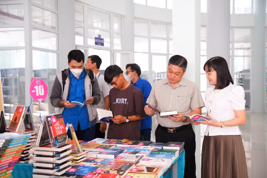 Tuần lễ Sách và Văn hoá đọc Việt Nam năm 2024 tại Trường ĐH Kiên Giang diễn ra từ ngày 15 đến ngày 19/4. Tuần lễ Sách và Văn hoá đọc Việt Nam năm 2024 tại Trường ĐH Kiên Giang diễn ra từ ngày 15 đến ngày 19/4.