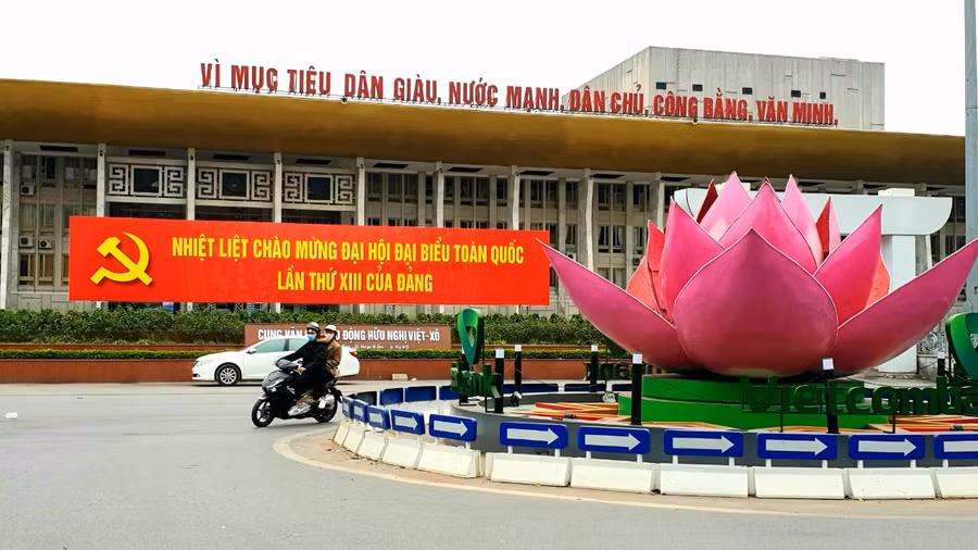 Hà Nội trang hoàng rực rỡ cờ hoa chào mừng Đại hội XIII của Đảng ảnh 15