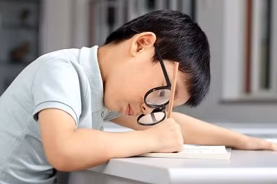 Khong nen mo mat can thi cho tre duoi 18 tuoi - Anh 1