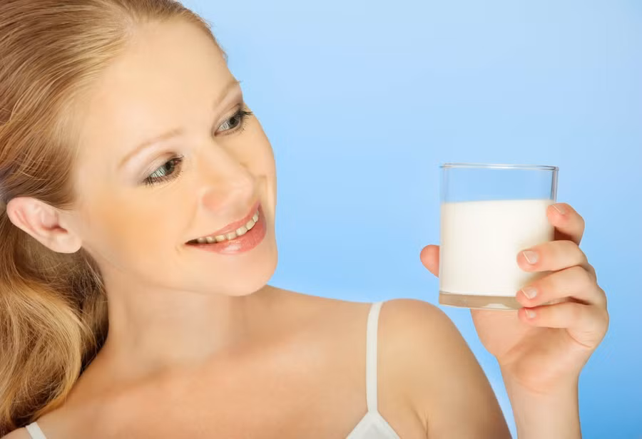 Hàm lượng protein trong đậu nành cao và có đến 18 loại acid amin, trong đó có đủ tất cả các loại acid amin thiết yếu. uống sữa đậu nành