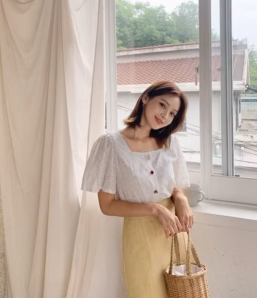 Top 3 kiểu áo giúp nàng khoe xương quai xanh quyến rũ ảnh 8