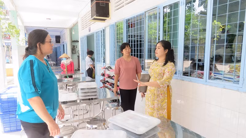 Bà Trần Hồng Thắm (phải), Giám đốc Sở GD&amp;ĐT TP Cần Thơ kiểm tra “Trường điển hình đổi mới” tại quận Bình Thủy.