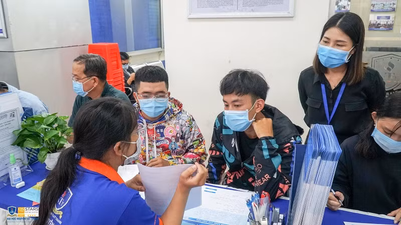 Thí sinh nộp hồ sơ xét tuyển học bạ vào Trường ĐH Nguyễn Tất Thành.