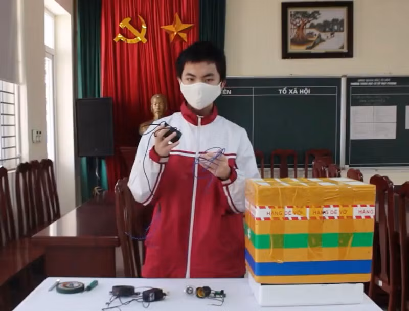 Học sinh Trường THCS Thụy Phương thuyết trình dự án về sáng chế máy sấy khô hoa quả.