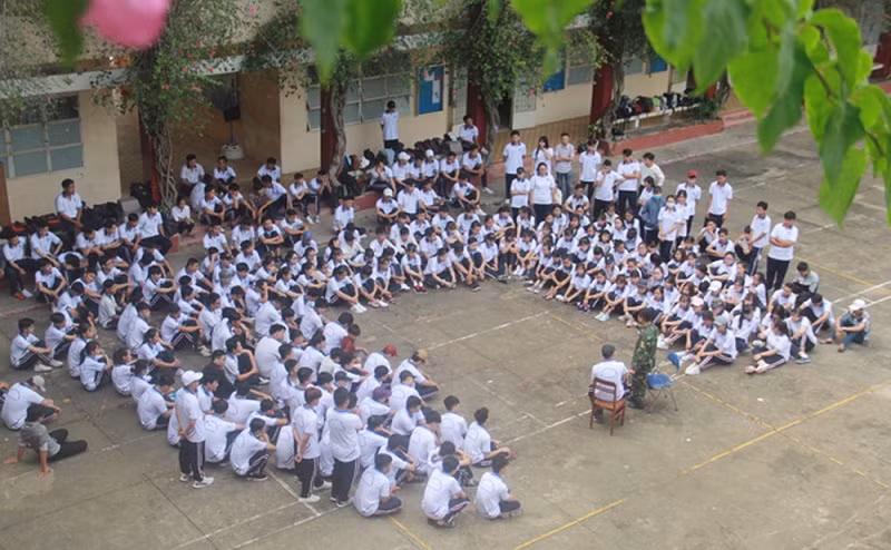 Giờ học thực hành môn Giáo dục Quốc phòng và An ninh của tân sinh viên Trường ĐH Tiền Giang. Ảnh minh họa