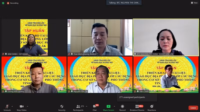 Các đại biểu, giáo viên tham dự tập huấn dạy học tài liệu giáo dục địa phương lớp 1 tỉnh Đắk Lắk.
