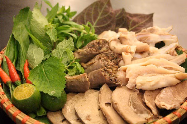 Rất nhiều món ngon được chế biến hấp dẫn từ nội tạng động vật. nguy hiểm từ nội tạng động vật