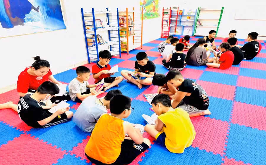 Học sinh đọc sách trong thư viện tại Trường Tiểu học Khám Lạng. Ảnh: NTCC Học sinh đọc sách trong thư viện tại Trường Tiểu học Khám Lạng. Ảnh: NTCC
