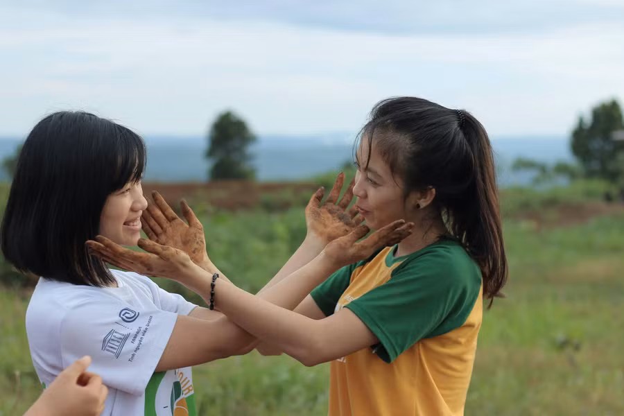 Học sinh làng Hama tươi vui trong giờ lao động