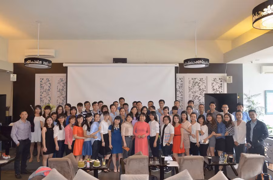 Đào Thị Hằng (áo dài hồng ở giữa) và các học trò trong một buổi tốt nghiệp khóa 10 tổ chức tại TP HCM