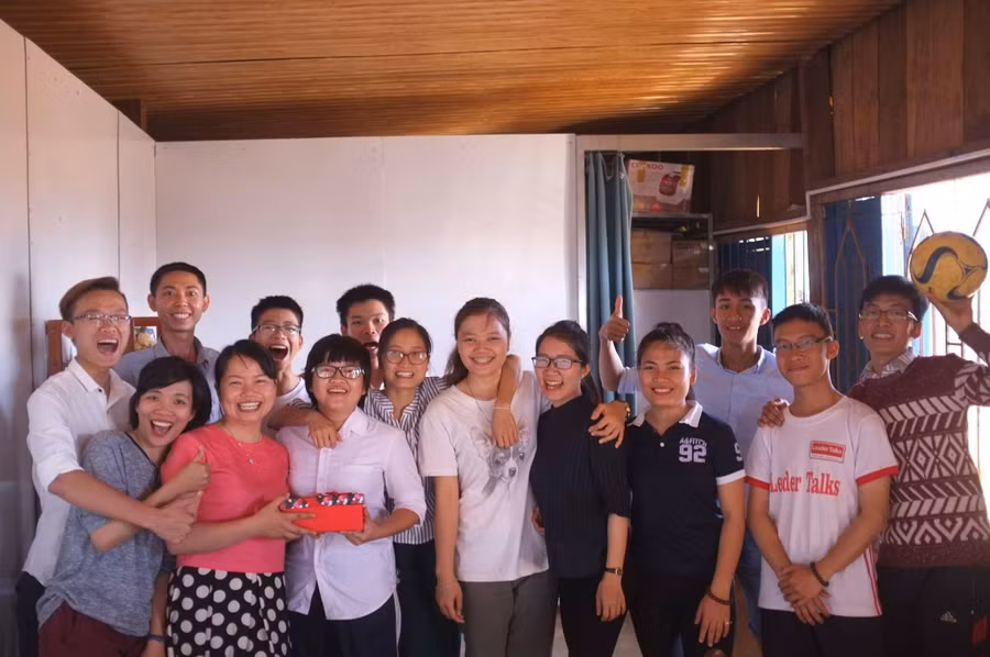 Đào Thị Hằng (áo hồng) chia tay học trò sang Mỹ du học