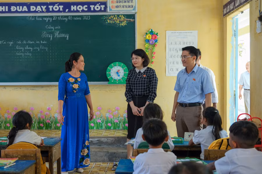 Đồng chí Nguyễn Thị Mai Thoa, Ủy viên thường trực Ủy ban Văn hoá Giáo dục của Quốc hội cùng đoàn công tác giám sát tại Trường Tiểu học Vĩnh Hải 3.