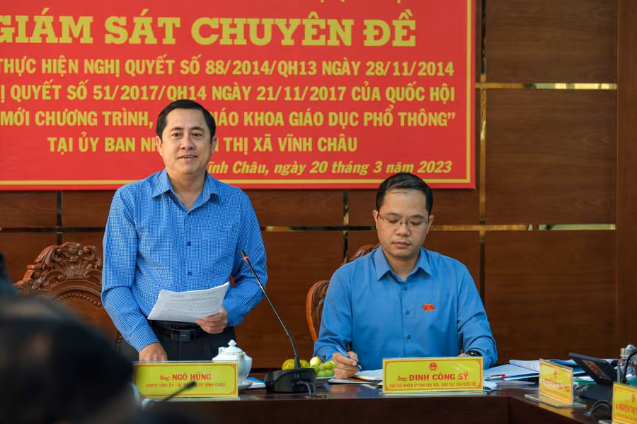 Ông Ngô Hùng, Bí thư Thị xã Vĩnh Châu kiến nghị với đoàn công tác.