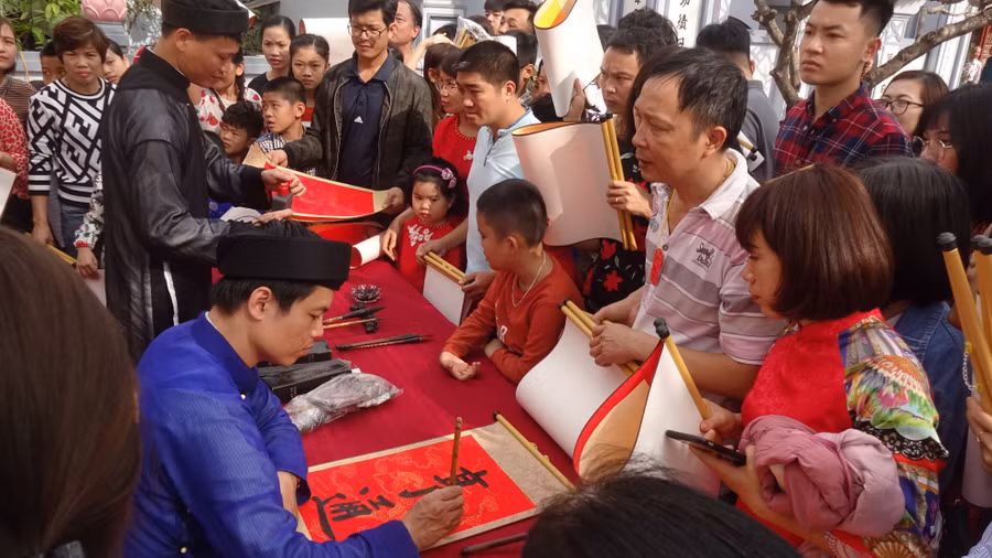 Đông đảo người dân xin chữ các ông đồ Đông đảo người dân xin chữ các ông đồ