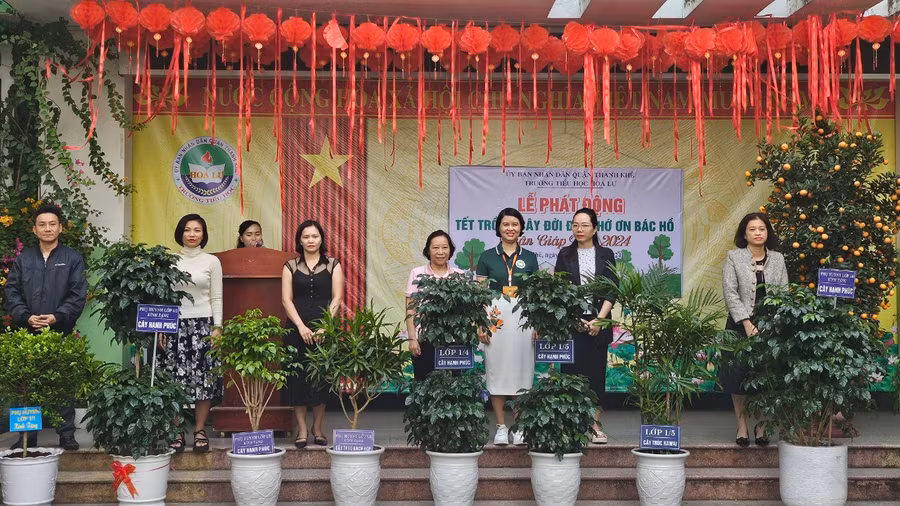 Phụ huynh học sinh cùng Ban giám hiệu Trường Tiểu học Hoa Lư (quận Thanh Khê, TP Đà Nẵng) trồng cây xanh hưởng ứng phong trào trường học “Xanh – sạch – sáng – bốn mùa hoa".