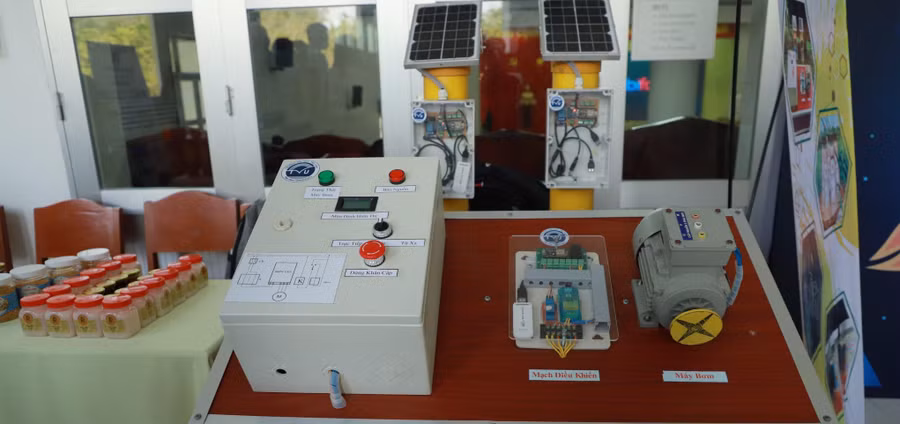 Thiết bị quan trắc mực nước ruộng và điều khiển máy bơm từ xa của sinh viên Trường ĐH Trà Vinh.