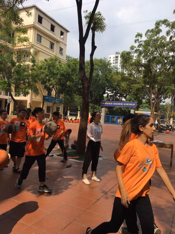 Cùng giao lưu với các bạn học sinh quốc tế trong trò chơi bóng rổ
