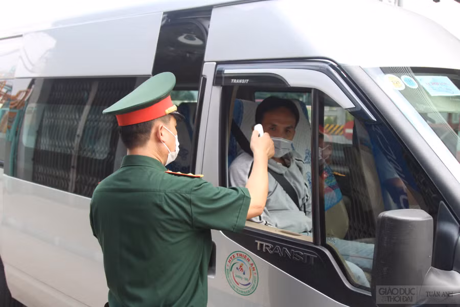 Tại các chốt kiểm soát, sẽ có 4 ca thay nhau làm nhiệm vụ, túc trực 24/24, đảm bảo thực hiện nghiêm các yêu cầu phòng, chống dịch Covid-19