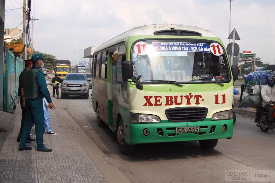 Các xe ô tô, xe buýt được lực lượng CSGT phân luồng, kiểm tra thân nhiệt tài xế và các hành khách trên xe. Ảnh Tuấn Anh 
