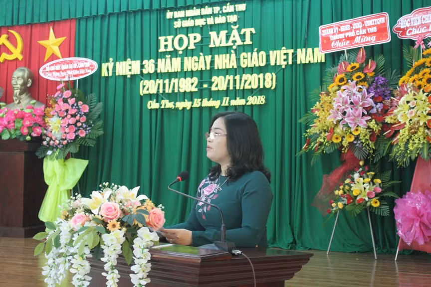 Bà Trần Hồng Thắm - GĐ Sở GD&ĐT TP Cần Thơ phát biểu tại buổi họp mặt