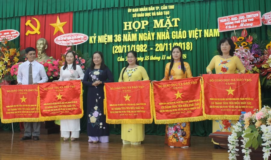 Các đơn vị được Bộ GD&ĐT trao tặng Cờ thi đua