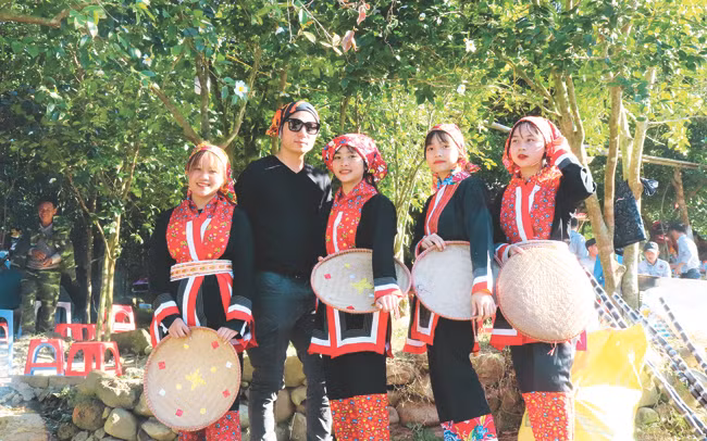 Nhiều du khách đến chiêm ngưỡng và chụp hình lưu niệm cùng người dân bản địa trong lễ hội.