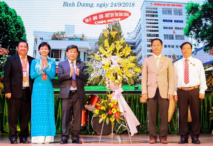 Ông Trần Thanh Liêm Phó Bí thư Tỉnh ủy, Chủ tịch UBND tỉnh Bình Dương (thứ 3, từ trái qua) tặng hoa chúc mừng nhà trường