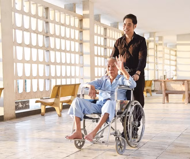 Ngọc Sơn đưa ba đi dạo quanh bệnh viện. Ảnh: Lữ Đắc Long. Ngọc Sơn mời bác sĩ ở Mỹ về Việt Nam chữa bệnh cho cha