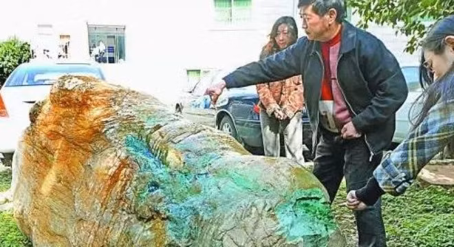 Lão nông mò được “tảng” phỉ thúy trị giá hàng nghìn tỷ
