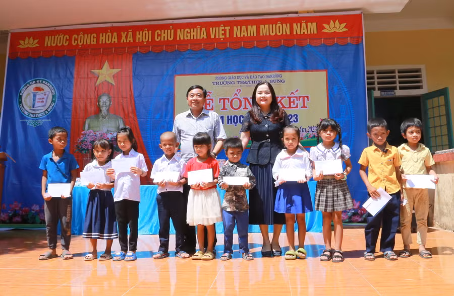 TS Lê Thị Hương tặng quà cho học sinh tại huyện Đakrông.