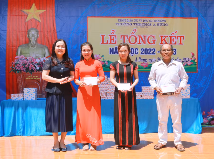 Lãnh đạo Sở GD&amp;ĐT Quảng Trị động viên nhà giáo có hoàn cảnh khó khăn.