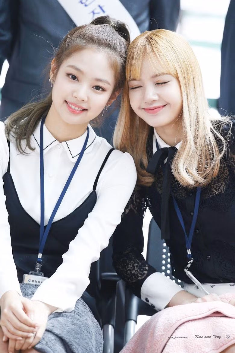 Jennie &amp; Lisa (BLACKPINK): Hai người phụ nữ xinh đẹp và tài năng này đều có chung tính cách quyến rũ và đáng yêu, và họ thậm chí còn tuyệt vời hơn khi kết hợp với nhau!