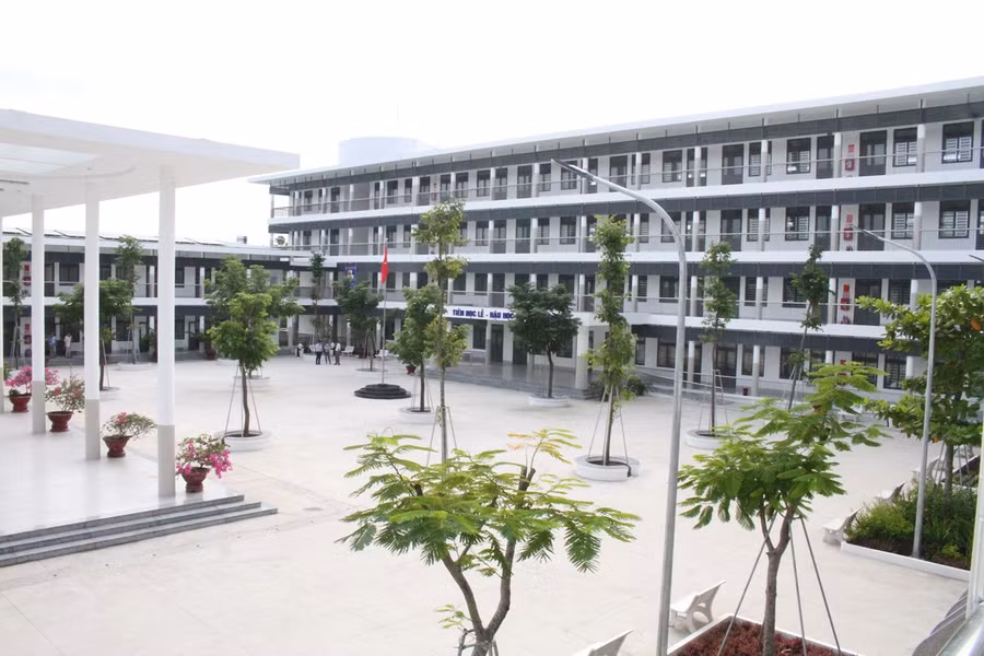 Trường THCS Châu Hòa (huyện Giồng Trôm, Bến Tre) được đầu tư xây dựng khang trang. Ảnh: B.Phú.
