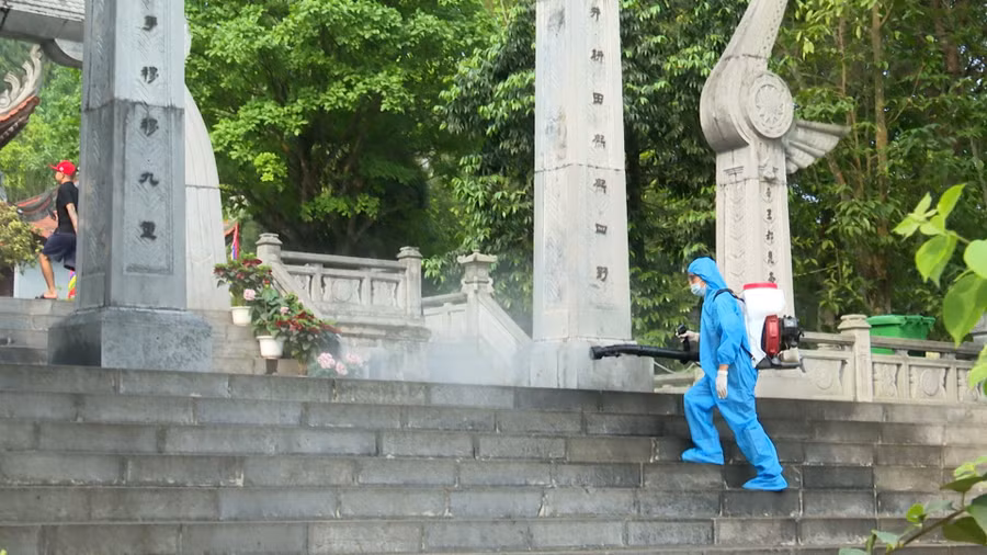 Phun khử khuẩn phòng dịch tại khu vực Lễ hội Đền Hùng năm 2024. Phun khử khuẩn phòng dịch tại khu vực Lễ hội Đền Hùng năm 2024.