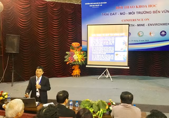 GS Mai Trọng Nhuận phát biểu tại hội thảo GS Mai Trọng Nhuận phát biểu tại hội thảo