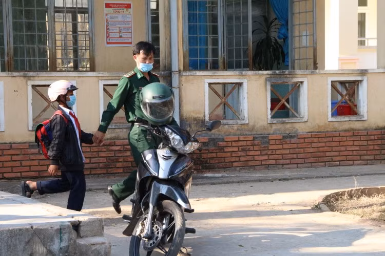 “Bố nuôi” với áo xanh màu lính cùng A Ứng về Đồn Biên phòng Mo Rai sau mỗi buổi học.