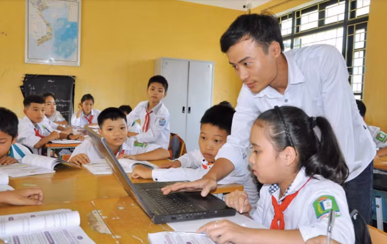 Thầy Nguyễn Xuân Bắc và các em học sinh trường trung học cơ sở Tống Phan (Phù Cừ - Hưng Yên) trong một giờ lên lớp. 