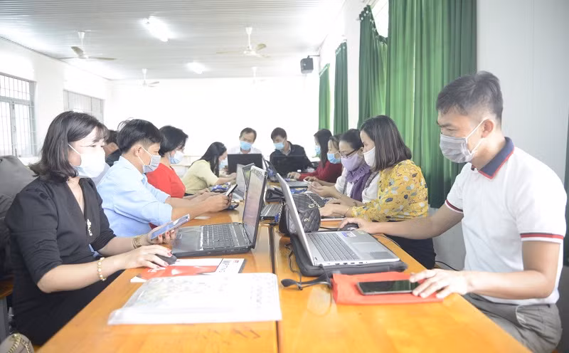 Giáo viên Quảng Ngãi tham gia tập huấn trực tiếp Chương trình – SGK mới.