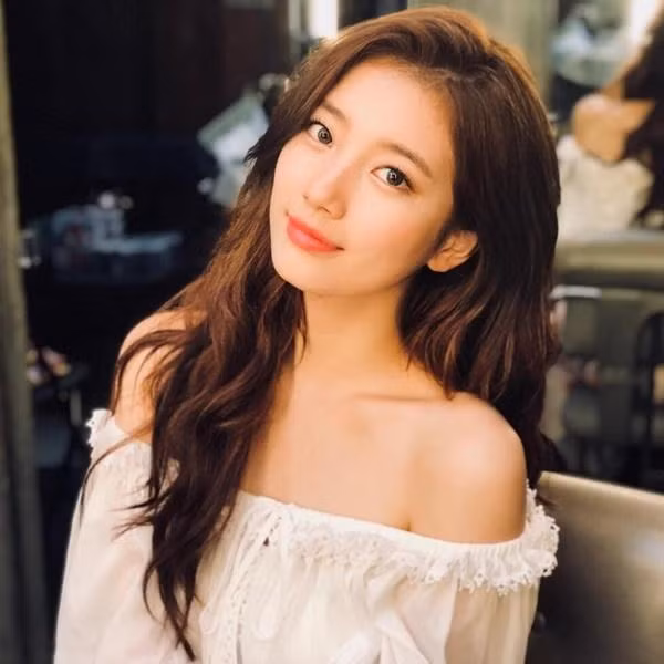 14. Bae Suzy (Miss A): Suzy, sinh ngày 10 tháng 10 năm 1994, là giọng ca chính, rapper phụ, visual, gương mặt đại diện của nhóm, đã nhận được 760 phiếu bầu trong cuộc bình chọn!