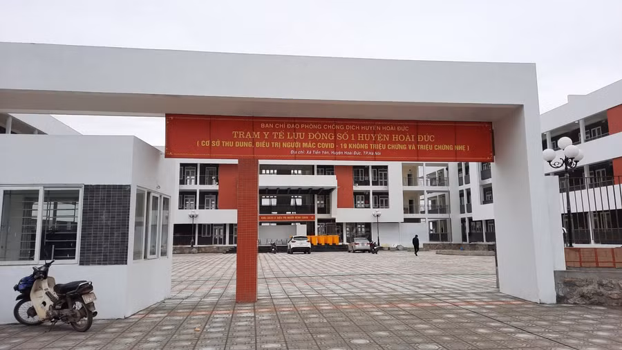 Ban Chỉ đạo phòng chống dịch Covid-19 huyện Hoài Đức đã lập Trạm y tế lưu động số 1 tại trường THCS xã Tiền Yên. Đây là một trong 5 cơ sở điều trị F0 nhẹ tại quận, huyện ở Hà Nội.