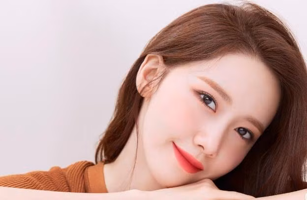 13. YoonA (Girls "Generation): YoonA, sinh ngày 30 tháng 5 năm 1990, là vũ công chính, rapper chính, hát phụ, visual và center của Girls "Generation, đã nhận được 831 phiếu bầu trong cuộc bình chọn!