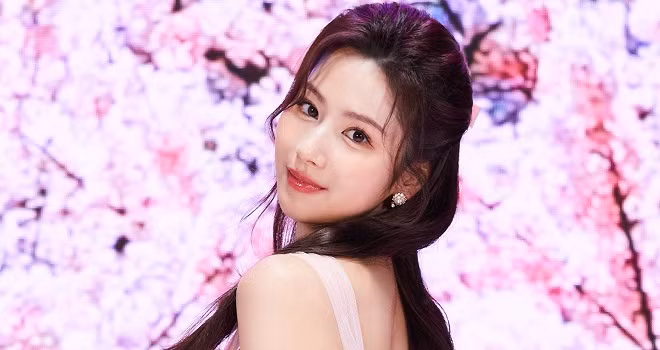 12. Sana (TWICE): Sana, sinh ngày 29 tháng 12 năm 1996, là giọng ca phụ của TWICE, đã nhận được 1.049 phiếu bầu trong cuộc bình chọn!