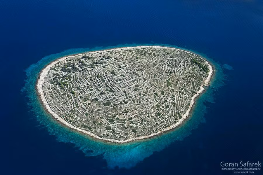 Đảo dấu vân tay nổi tiếng của Croatia giống như một dấu vân tay khổng lồ khi nhìn từ trên cao.