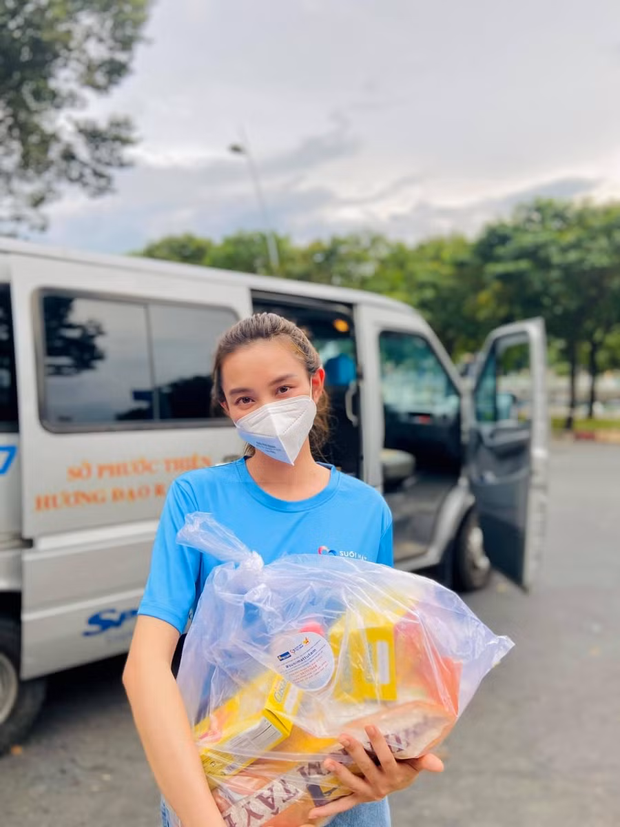 Nguyễn Thúc Thùy Tiên tích cực tham gia các hoạt động thiện nguyện giúp đỡ người dân gặp khó khăn.