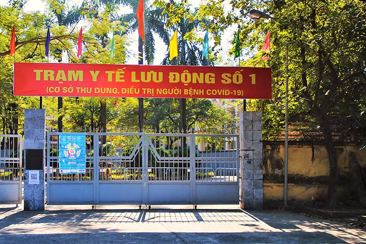 Trạm Y tế lưu động số 1 huyện Thanh Trì (Hà Nội) chính thức vận hành và thu dung điều trị người mắc Covid-19 với quy mô 300 giường bệnh.