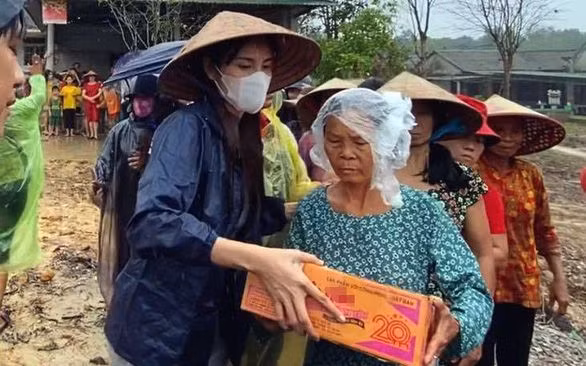 Thủy Tiên là nghệ sĩ rất tích cực làm từ thiện.