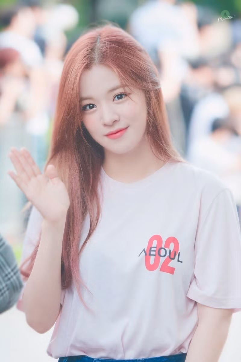 2. Chaeyoung (fromis_9): Chaeyoung, sinh ngày 14 tháng 5 năm 2000, là vũ công chính, rapper chính và giọng ca chính của fromis_9, đã nhận được 10.141 phiếu bầu trong cuộc bình chọn!