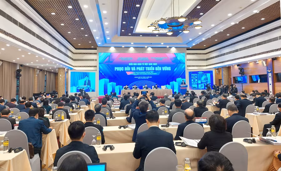 Diễn đàn Kinh tế Việt Nam 2021 có ý nghĩa rất quan trọng, nhằm góp phần làm rõ thêm các luận cứ khoa học và thực tiễn, kinh nghiệm quốc tế để Quốc hội, Chính phủ xem xét, giải quyết các gói chính sách, giải pháp về tài khóa và tiền tệ. Ảnh:VGP/Nguyễn Hoàng.