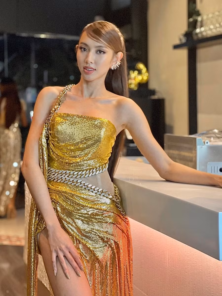 Ngày 27/11, Thùy Tiên là một trong những cô gái được lựa chọn để tham dự buổi tiệc tối cùng với ban tổ chức ở Miss Grand International 2021. Đây là lần thứ 2 Thùy Tiên có đặc quyền tham dự dạ tiệc nhờ bình chọn từ khán giả.