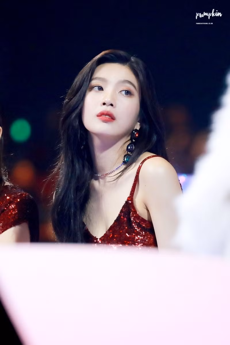 11. Joy (Red Velvet): Joy, sinh ngày 3 tháng 9 năm 1996, là rapper chính và hát phụ của Red Velvet, đã nhận được 1.066 phiếu bầu trong cuộc bình chọn!